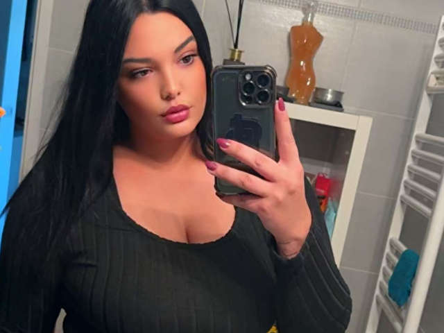 KLOE free sexy photo