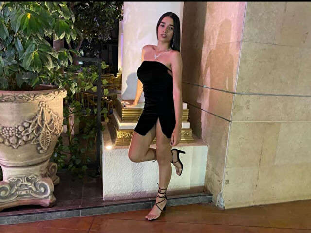 CAROLINECOSE free sexy photo