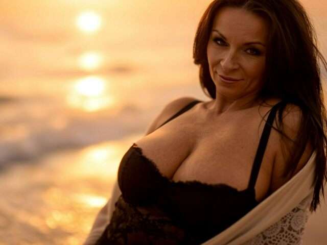 FLIRTYHELEN free sexy photo