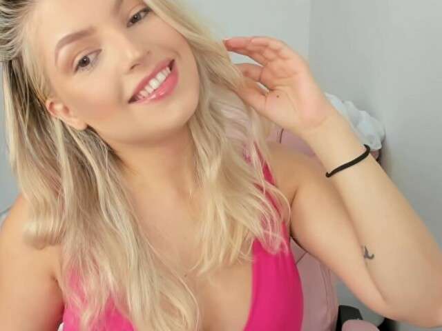 CAROLIEEN99 free sexy photo