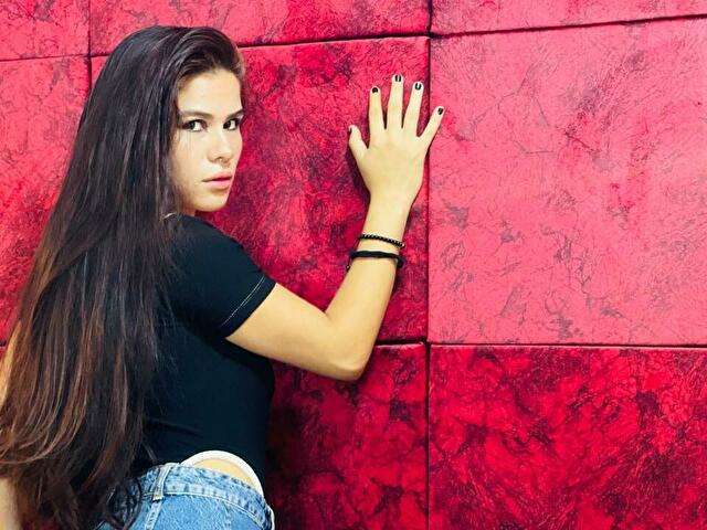 KARINATOMPSO free sexy photo