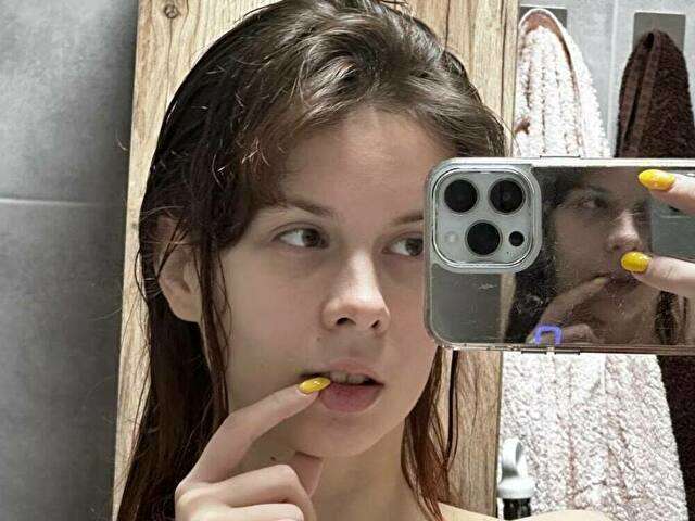 YOURSONYYA free sexy photo