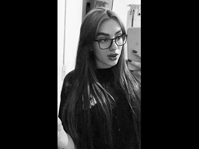 ZHYRA free sexy photo