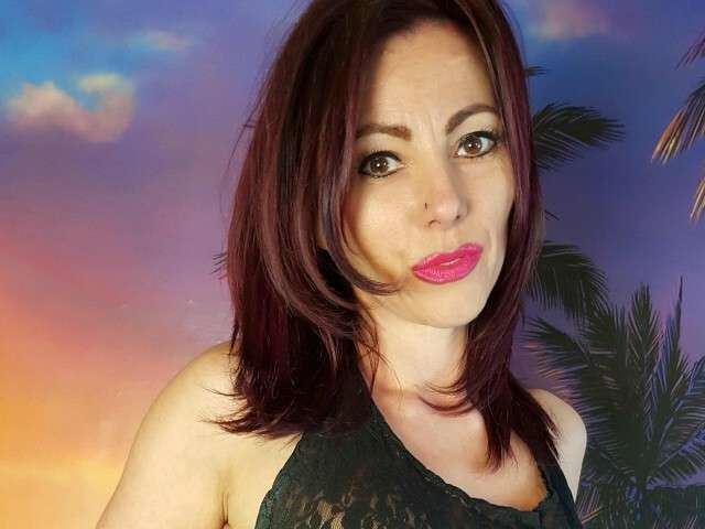 MILFLOVELY free sexy photo